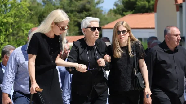 Συγκίνηση στην κηδεία του Γιώργου Σουφλιά - Στην εξόδιο ακολουθία ο Κυριάκος Μητσοτάκης