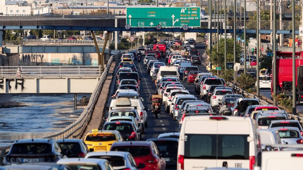 Καραμπόλα 5 οχημάτων στον Κηφισό: Μεγάλες καθυστερήσεις στην άνοδο, στο ύψος της Λιοσίων