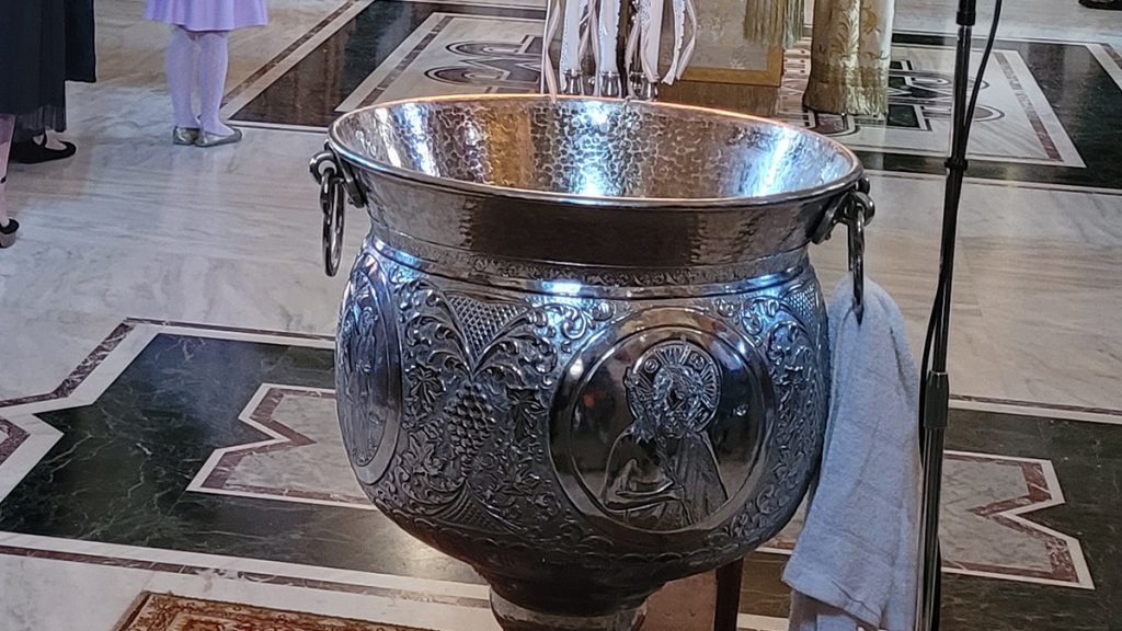 Πανικός σε βάφτιση στο Βόλο, όταν το μωρό έχασε τις αισθήσεις του στην κολυμπήθρα