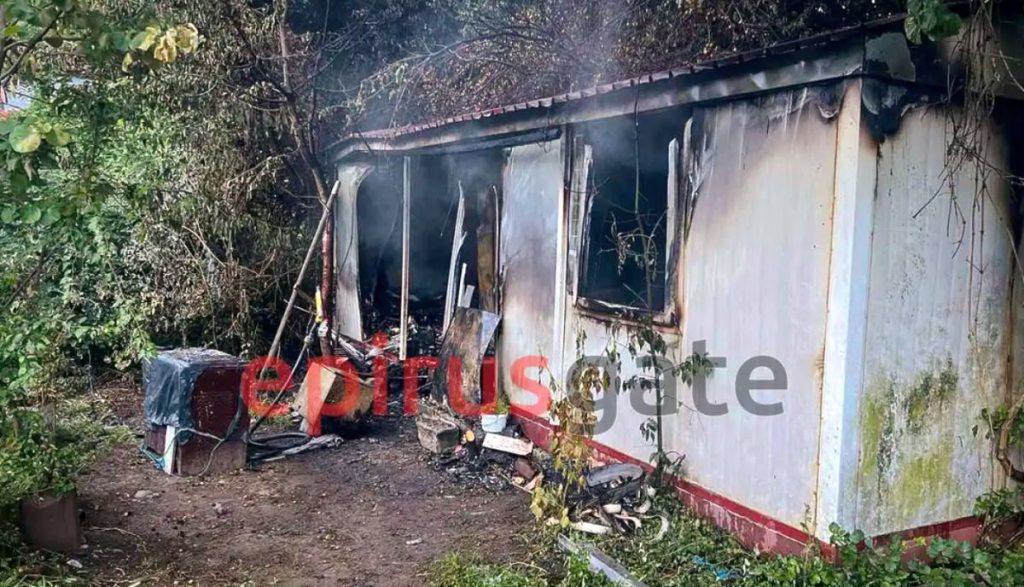 Τριάντα χρόνια έμεναν στο κοντέινερ που έχασαν τη ζωή τους τα τέσσερα ηλικιωμένα αδέρφια στην Κόνιτσα: «Δεν ήθελαν να μεταφερθούν» λέει ο δήμαρχος