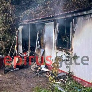 Τριάντα χρόνια έμεναν στο κοντέινερ που έχασαν τη ζωή τους τα τέσσερα ηλικιωμένα αδέρφια στην Κόνιτσα: «Δεν ήθελαν να μεταφερθούν» λέει ο δήμαρχος