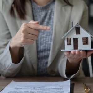 Ζητείται κοπέλα για εργασία σε μεσιτικό γραφείο της Λαμίας