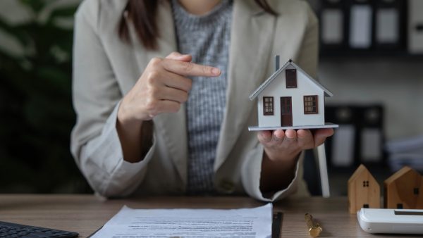 Ζητείται κοπέλα για εργασία σε μεσιτικό γραφείο της Λαμίας