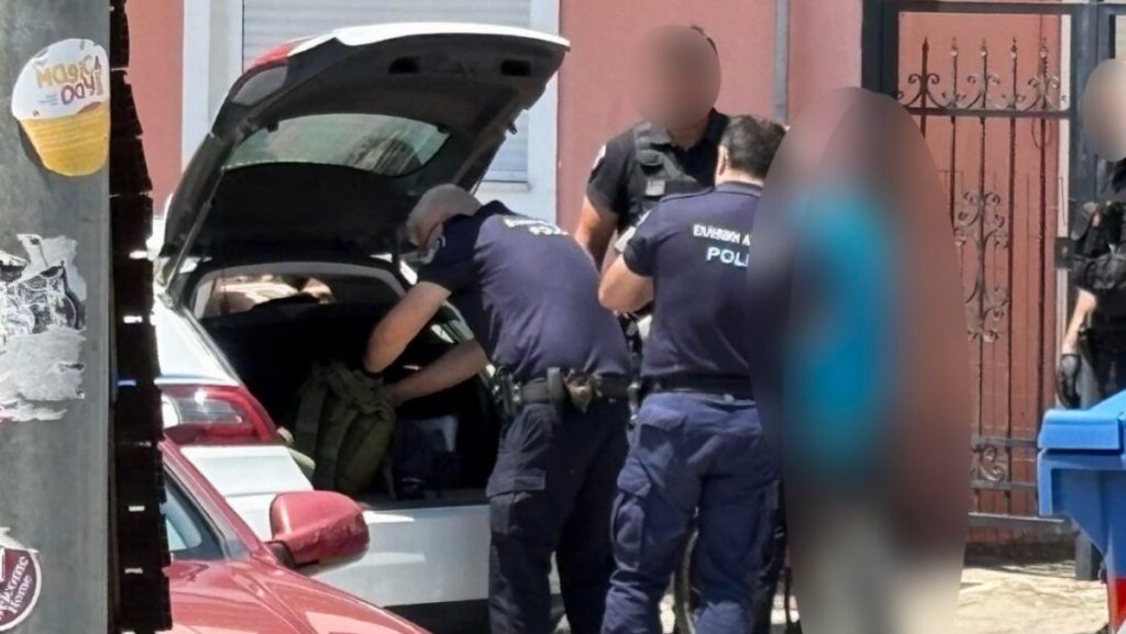 Λάρισα: 26χρονος βγήκε γυμνός στο δρόμο