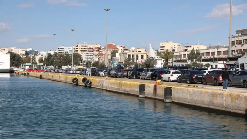 Συναγερμός στο λιμάνι του Πειραιά μετά από πτώση αυτοκινήτου στη θάλασσα