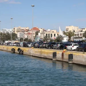 Συναγερμός στο λιμάνι του Πειραιά μετά από πτώση αυτοκινήτου στη θάλασσα