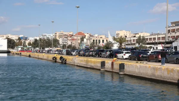 Συναγερμός στο λιμάνι του Πειραιά μετά από πτώση αυτοκινήτου στη θάλασσα