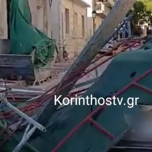 Λουτράκι: Κατέρρευσε σκαλωσιά και καταπλάκωσε παρκαρισμένο αυτοκίνητο – Δείτε βίντεο
