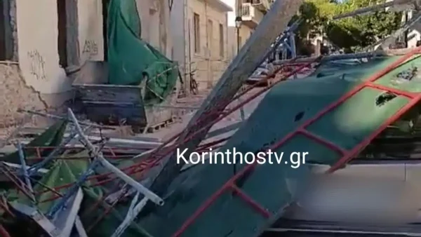 Λουτράκι: Κατέρρευσε σκαλωσιά και καταπλάκωσε παρκαρισμένο αυτοκίνητο – Δείτε βίντεο