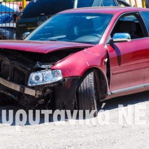 Καρπενήσι: Αυτοκίνητο παραλίγο να ανεβεί τα σκαλιά πλατείας μετά από σύγκρουση με άλλο ΙΧ