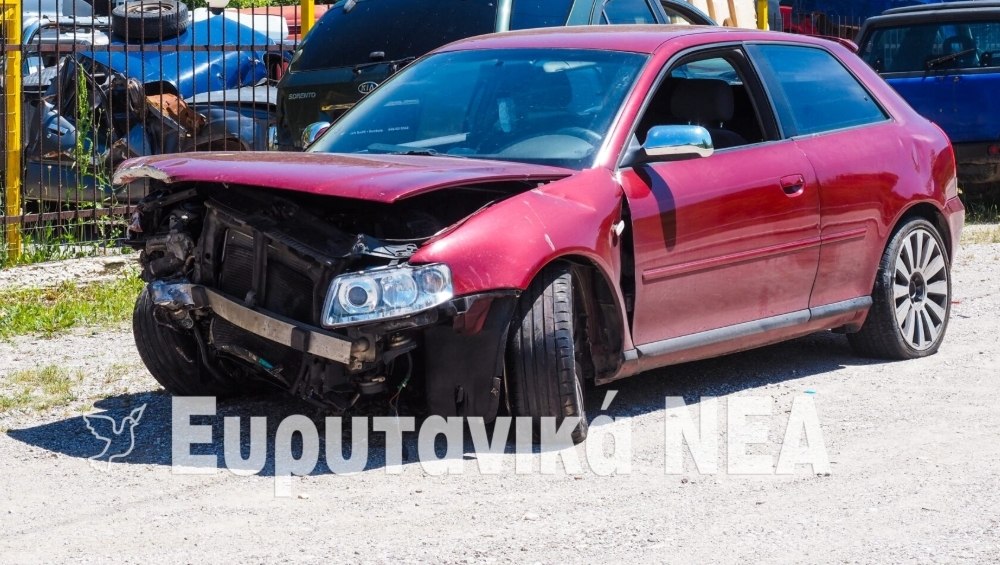 Καρπενήσι: Αυτοκίνητο παραλίγο να ανεβεί τα σκαλιά πλατείας μετά από σύγκρουση με άλλο ΙΧ