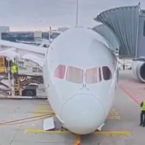 Αεροπλάνο της Lufthansa καταρρέει μετά από βλάβη στον μπροστινό τροχό στο αεροδρόμιο της Φρανκφούρτης, δείτε βίντεο