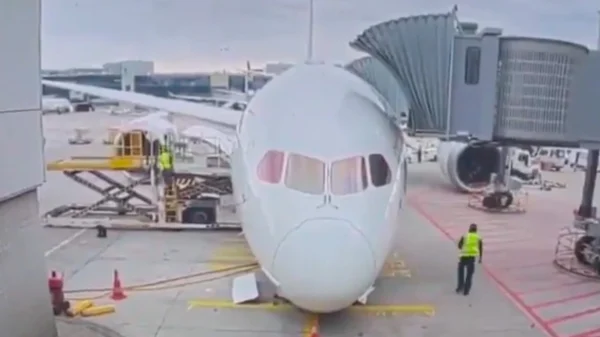 Αεροπλάνο της Lufthansa καταρρέει μετά από βλάβη στον μπροστινό τροχό στο αεροδρόμιο της Φρανκφούρτης, δείτε βίντεο