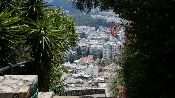 Λυκαβηττός: Αναζητείται ο άνδρας που επιτέθηκε σε 22χρονη – «Ένοιωσα να με πιάνει από τη μέση»