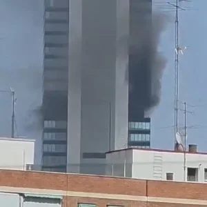 Μαδρίτη: Φωτιά σε ουρανοξύστη που στεγάζει την εταιρεία ενέργειας Moeve – Αναφορές για εγκλωβισμένους