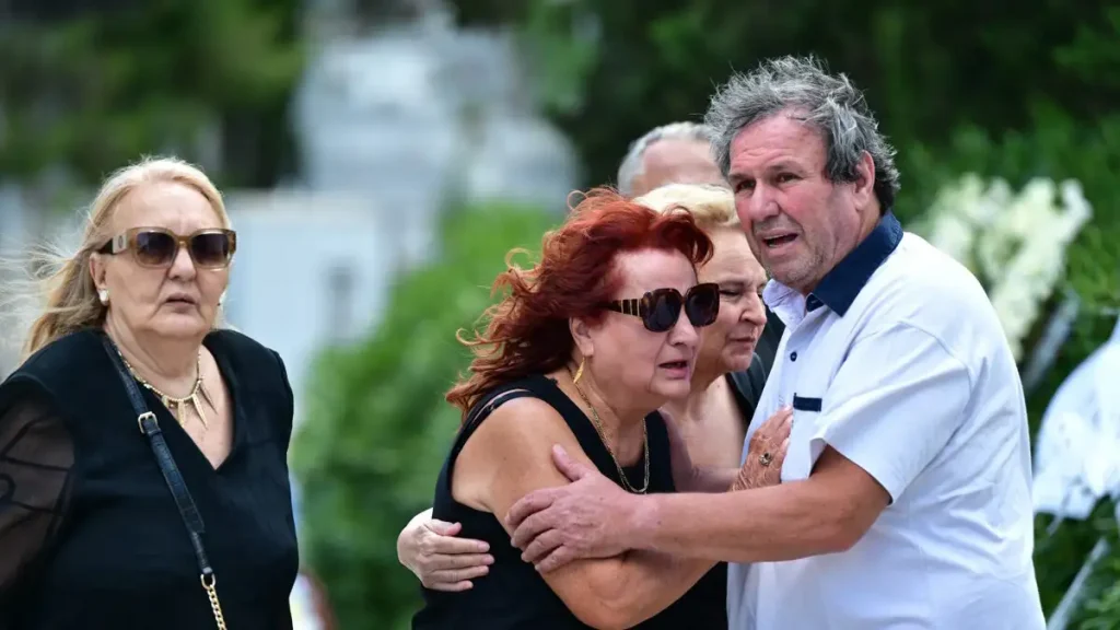 Κηδεία Σωτήρη Τσόγκα: Συγκίνηση στο τελευταίο αντίο στον ηθοποιό – Συντετριμμένη η σύζυγός του, Μαίρη Ραζή