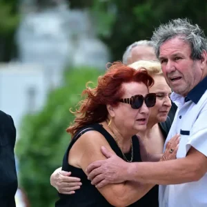 Κηδεία Σωτήρη Τσόγκα: Συγκίνηση στο τελευταίο αντίο στον ηθοποιό – Συντετριμμένη η σύζυγός του, Μαίρη Ραζή