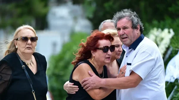 Κηδεία Σωτήρη Τσόγκα: Συγκίνηση στο τελευταίο αντίο στον ηθοποιό – Συντετριμμένη η σύζυγός του, Μαίρη Ραζή