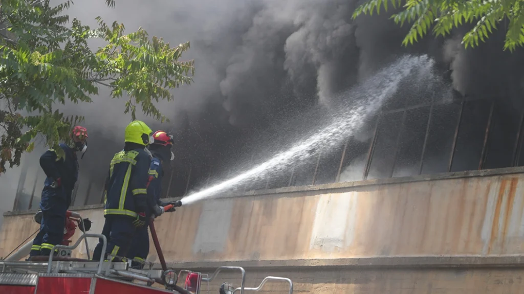Φωτιά σε εργοστάσιο με πλαστικά στο Αιγάλεω, κατέρρευσε τμήμα της ταράτσας, κλειστή η οδός Ορφέως