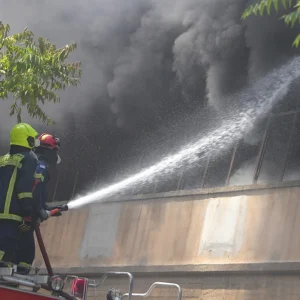 Φωτιά σε εργοστάσιο με πλαστικά στο Αιγάλεω, κατέρρευσε τμήμα της ταράτσας, κλειστή η οδός Ορφέως