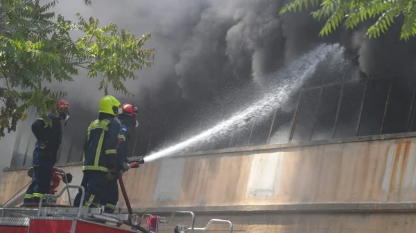 Φωτιά σε εργοστάσιο με πλαστικά στο Αιγάλεω, κατέρρευσε τμήμα της ταράτσας, κλειστή η οδός Ορφέως