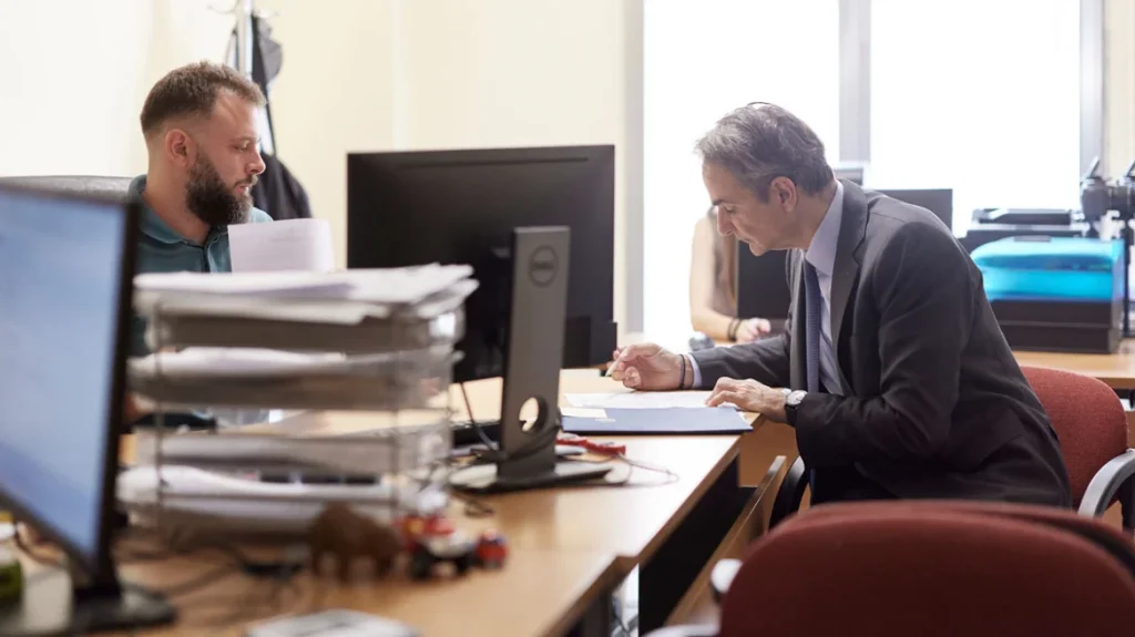 Στο ΑΤ Συντάγματος για έκδοση νέας ταυτότητας ο Μητσοτάκης, δείτε βίντεο και φωτογραφίες