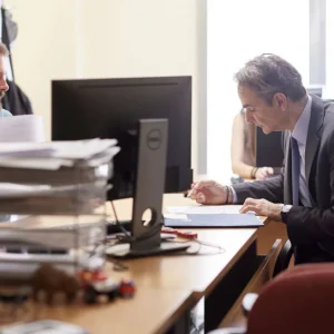 Στο ΑΤ Συντάγματος για έκδοση νέας ταυτότητας ο Μητσοτάκης, δείτε βίντεο και φωτογραφίες