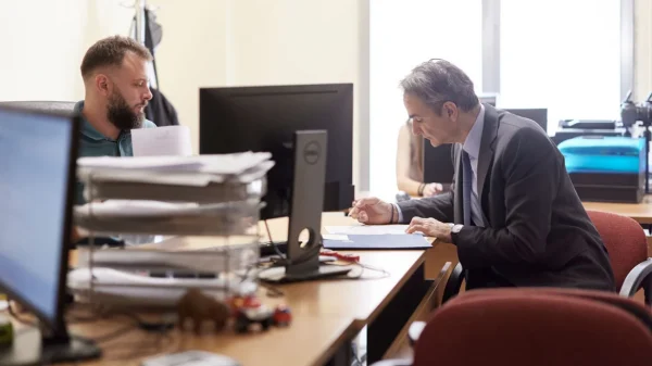 Στο ΑΤ Συντάγματος για έκδοση νέας ταυτότητας ο Μητσοτάκης, δείτε βίντεο και φωτογραφίες