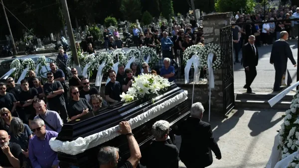 Μάριος Οικονόμου: Ράγισαν καρδιές στο τελευταίο «αντίο» για τον αδικοχαμένο παλαίμαχο ποδοσφαιριστή, στα Ιωάννινα