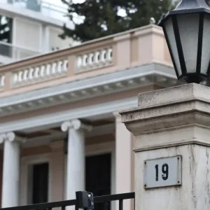 Το παρασκήνιο για την επίσπευση του ανασχηματισμού: Ο αιφνιδιασμός Μητσοτάκη και η παραμονή Μαρινάκη στη θέση του εκπροσώπου