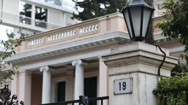 Το παρασκήνιο για την επίσπευση του ανασχηματισμού: Ο αιφνιδιασμός Μητσοτάκη και η παραμονή Μαρινάκη στη θέση του εκπροσώπου