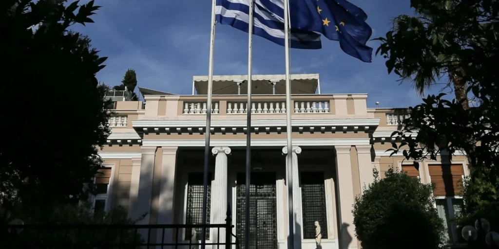 Σύσκεψη στο Μαξίμου με εκπροσώπους της αγοράς για την ακρίβεια - Αναζητείται συμφωνία για άμεσες και οριζόντιες μειώσεις τιμών