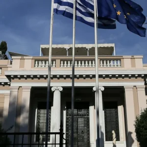 Σύσκεψη στο Μαξίμου με εκπροσώπους της αγοράς για την ακρίβεια - Αναζητείται συμφωνία για άμεσες και οριζόντιες μειώσεις τιμών