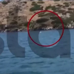 Καρέ - καρέ η διάσωση 14χρονου και της μητέρας του στα Μέγαρα που παρασύρθηκαν στη θάλασσα και βρέθηκαν δίπλα σε βραχονησίδα