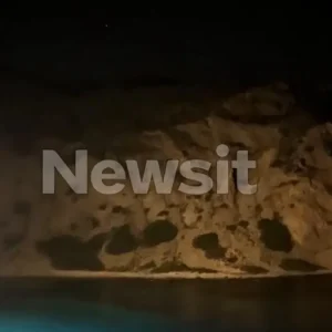 Απέπλευσε το πλοίο «Κίσσαμος» από τη Μήλο μετά την προσάραξη: «Έγινε μπλακ άουτ και συνέχισε ακυβέρνητο» λέει επιβάτης