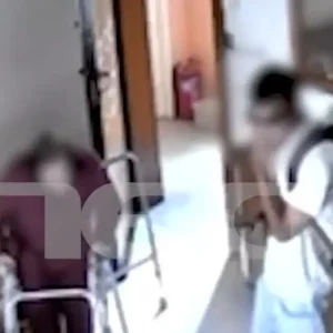 Μενίδι: Η στιγμή που νεαρός σε σπίτι ηλικιωμένης προσποιούμενος τεχνικό ρεύματος και ψάχνει για χρήματα