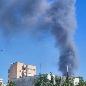 Φωτιά τώρα σε κατάστημα με ανταλλακτικά αυτοκινήτων στο Μενίδι - Μαύρος καπνός στα βόρεια προάστια (ΦΩΤΟ - ΒΙΝΤΕΟ)