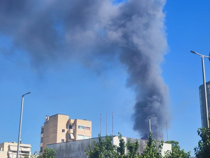 Φωτιά τώρα σε κατάστημα με ανταλλακτικά αυτοκινήτων στο Μενίδι - Μαύρος καπνός στα βόρεια προάστια (ΦΩΤΟ - ΒΙΝΤΕΟ)