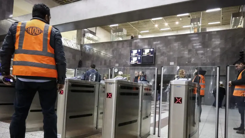 Ελεγκτής της ΣΤΑΣΥ ζητούσε 20 ευρώ από πολίτες για να μην τους κόψει πρόστιμο για εισιτήρια