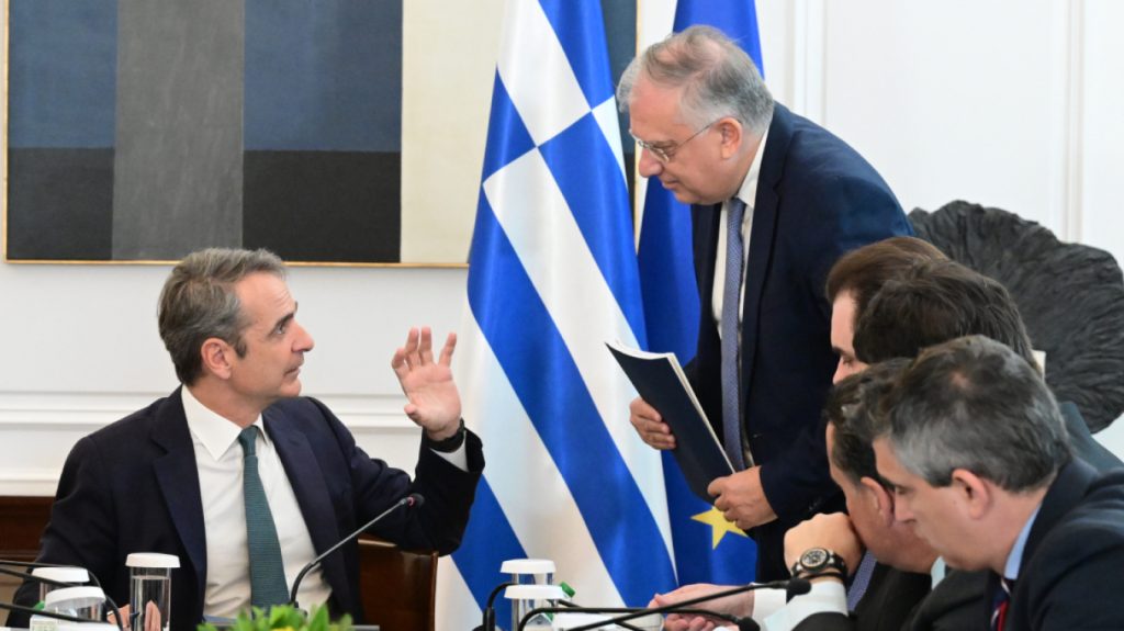 Το μεσημέρι οι ανακοινώσεις Θεοδωρικάκου μετά την σύσκεψη υπό τον Μητσοτάκη για την ακρίβεια
