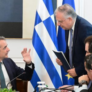 Το μεσημέρι οι ανακοινώσεις Θεοδωρικάκου μετά την σύσκεψη υπό τον Μητσοτάκη για την ακρίβεια