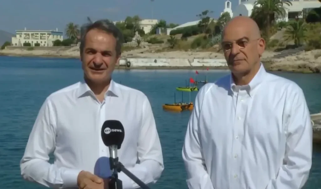 Μητσοτάκης και Δένδιας στη Σχολή Ναυτικών Δοκίμων: "Χτίζουμε θεμέλια για να εκπαιδεύσουμε τη νέα γενιά των αξιωματικών να σκέφτονται και ως επιστήμονες" (Βίντεο)