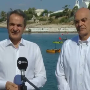 Μητσοτάκης και Δένδιας στη Σχολή Ναυτικών Δοκίμων: "Χτίζουμε θεμέλια για να εκπαιδεύσουμε τη νέα γενιά των αξιωματικών να σκέφτονται και ως επιστήμονες" (Βίντεο)