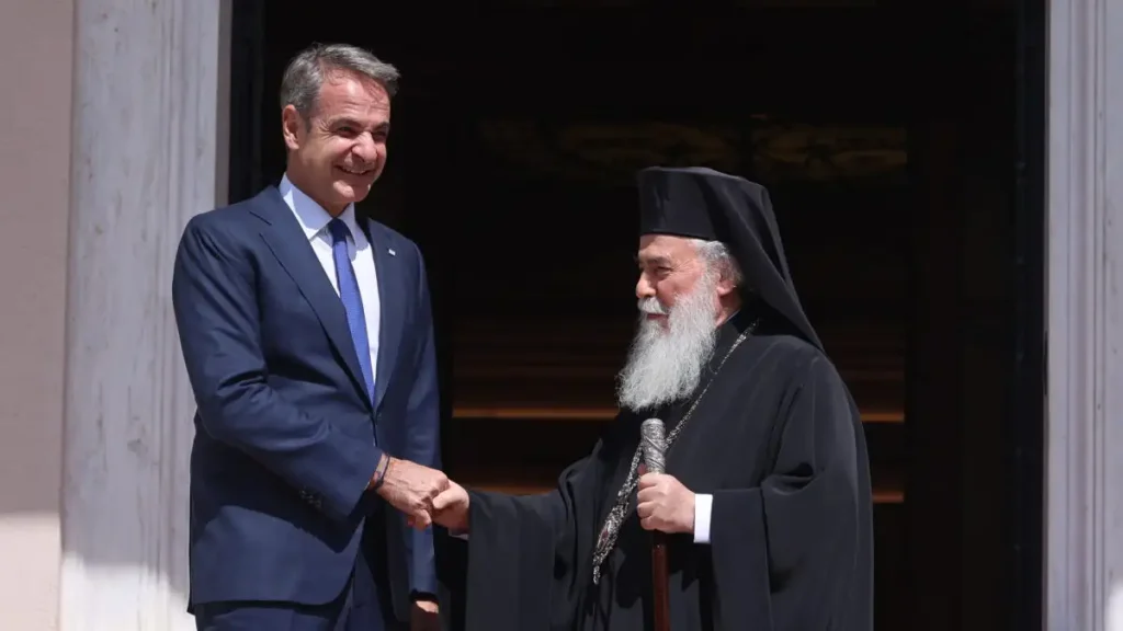 Μήνυμα Τραμπ στον Μητσοτάκη μέσω του πατριάρχη Ιεροσολύμων: Ο πρόεδρος των ΗΠΑ θέλει να επισκεφθεί την Ελλάδα