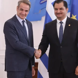 Συνάντηση Μητσοτάκη με τον Σαντάμ Χαφτάρ στο Μαξίμου: Στο τραπέζι μεταναστευτικό και θαλάσσιες ζώνες