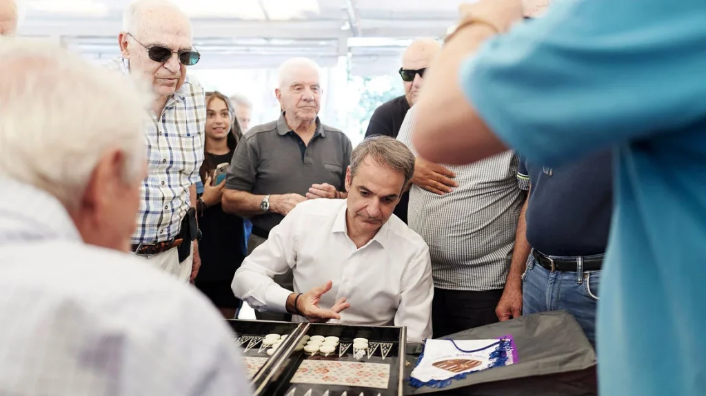 Μητσοτάκης από Νέα Σμύρνη: «Σας θέλουμε σε απόλυτη κινητοποίηση, να φορτίσετε μπαταρίες το καλοκαίρι», έπαιξε τάβλι με πολίτες, εικόνες και βίντεο