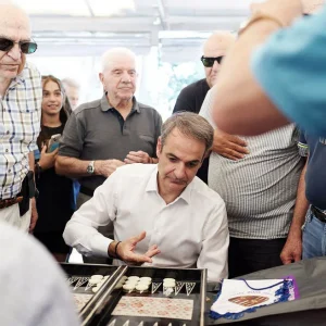 Μητσοτάκης από Νέα Σμύρνη: «Σας θέλουμε σε απόλυτη κινητοποίηση, να φορτίσετε μπαταρίες το καλοκαίρι», έπαιξε τάβλι με πολίτες, εικόνες και βίντεο