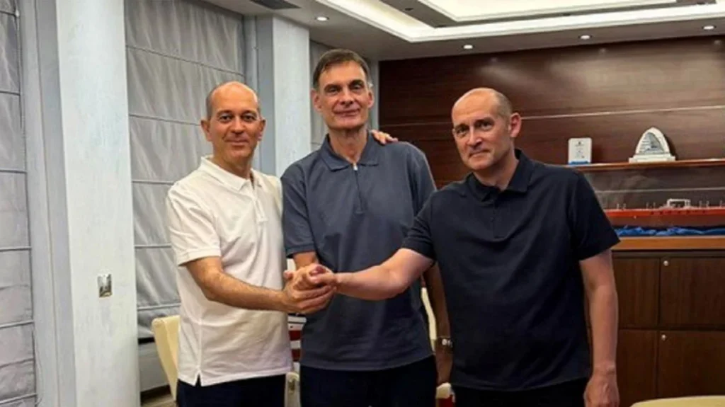 Για πάντα στο λιμάνι ο Γιώργος Μπαρτζώκας: Ανανέωσε έως το 2029 στον Ολυμπιακό - Συνεχίζουμε ταπεινοί και πεινασμένοι, είπε ο κόουτς