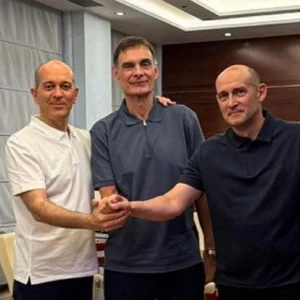 Για πάντα στο λιμάνι ο Γιώργος Μπαρτζώκας: Ανανέωσε έως το 2029 στον Ολυμπιακό - Συνεχίζουμε ταπεινοί και πεινασμένοι, είπε ο κόουτς