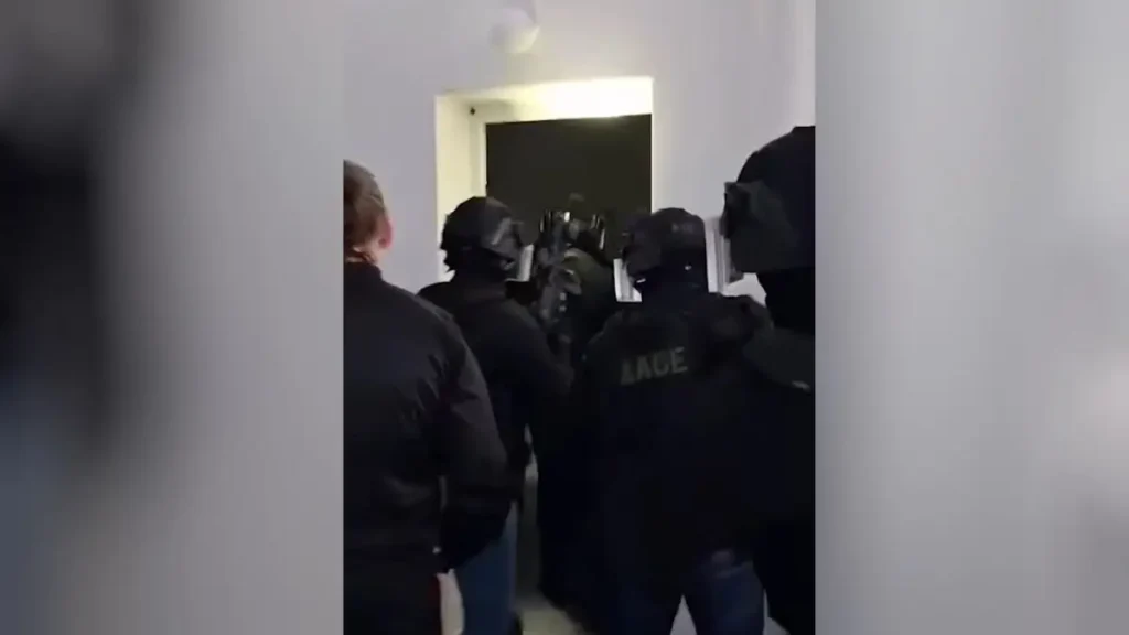 Μύκονος: Η στιγμή που το ελληνικό FBI εισβάλει στα σπίτια του κυκλώματος ναρκωτικών – Ο τιμοκατάλογος και οι καβάτζες στον Πειραιά